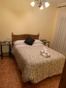 a bedroom with a bed with two towels on it at Apartamento Ruidera Plaza in Ruidera