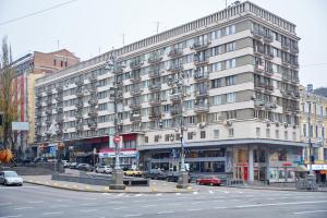 キーウにあるSauna, Big Jacuzzi , Khreshchatyk apartmentsの車の通り沿いの大きな白い建物