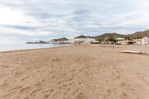 una playa de arena con una tabla de surf en la arena en TU DESCANSO, en San José