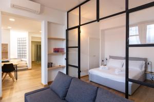 1 dormitorio con 1 cama y 1 sofá en Milan Design Flats, en Milán