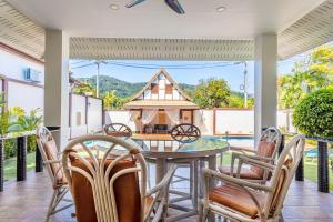 ナイハーンビーチにあるVilla Statusのテーブルと椅子のあるダイニングルーム