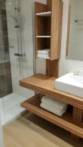 ห้องน้ำของ The Originals Boutique, Hôtel Les Strélitzias