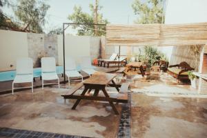un patio con sillas, mesas y una piscina en San Rafael Group en San Rafael