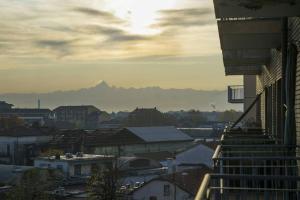 トリノにあるStudi011 slow travelの山を背景にした街の景色