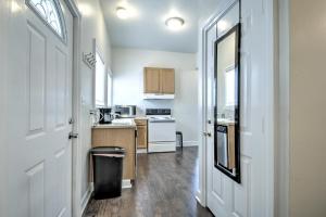 Dapur atau dapur kecil di Hosteeva Capitol Hill 2BR Apt - 7 Walking Distance to Dining +3 gambar