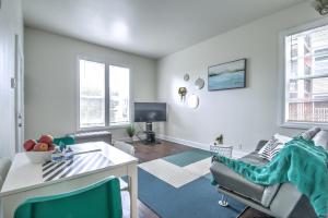 Televisyen dan/atau pusat hiburan di Hosteeva Capitol Hill 2BR Apt - 7 Walking Distance to Dining