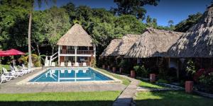 蒂卡尔Hotel Tikal Inn的一栋建筑旁边有游泳池的度假村