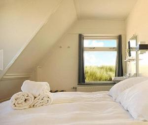 Postel nebo postele na pokoji v ubytování Strandhotel Terschelling B&B