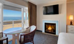 a living room with a fire place and a fireplace at Hallmark Resort in Cannon Beach in Cannon Beach