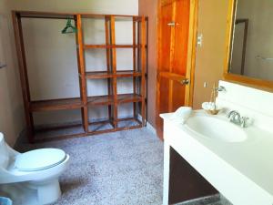 Hotel Tikal Inn的一间浴室