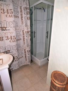 A bathroom at "Les Lupins 10"-Studio cabine-Parking privé-100m télécabine-Vue lac, montagne, village