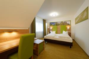 En eller flere senge i et værelse på Hotel zur Post