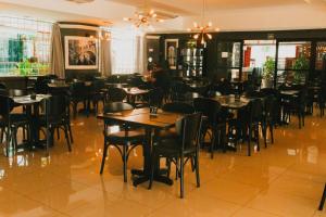 a dining room filled with tables and chairs at Villa Verde Hotel Avaré in Avaré