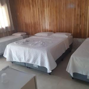Łóżko lub łóżka w pokoju w obiekcie Chalé Estância da Mata Nobres MT