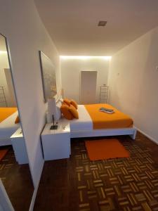 מיטה או מיטות בחדר ב-AP da Baixa