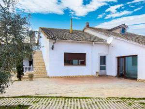 a white house with a large driveway at Belvilla by OYO La Casa de Valen in Villamuriel de Cerrato