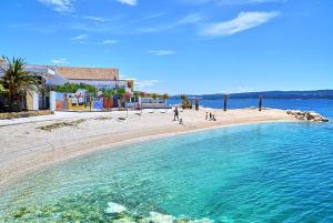 een strand met mensen die op het zand en het water lopen bij Adriatic Deluxe in Dugi Rat