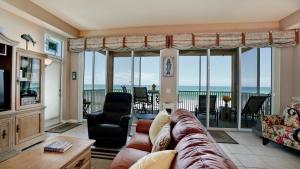 ein Wohnzimmer mit einem Sofa und Meerblick in der Unterkunft Marbella Villa 02 - 1715312 in Bradenton Beach