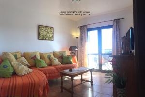 sala de estar con sofá y mesa en Casa GABO Mala-Lanzarote Norte, en Mala