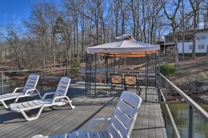 Bilde i galleriet til Large Lavonia Home with Party Dock on Lake Hartwell! i Lavonia