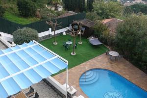 uma vista aérea de um quintal com uma piscina em Feel at Lloret de mar em Lloret de Mar