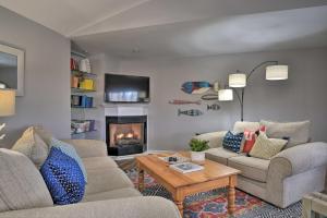 ein Wohnzimmer mit 2 Sofas und einem Kamin in der Unterkunft Large Lavonia Home with Party Dock on Lake Hartwell! in Lavonia