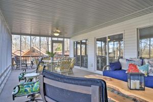 Area soggiorno di Large Lavonia Home with Party Dock on Lake Hartwell!