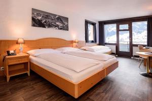 Postel nebo postele na pokoji v ubytování Jungfrau Lodge, Annex Crystal
