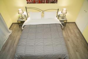 um quarto com uma cama com dois candeeiros em duas mesas em Cozy renovated flat in Koukaki em Atenas