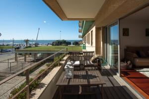 uma varanda com vista para o oceano em Apartament em condominio com Piscina em Matosinhos