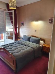 Ambassy Hotel客房内的一张或多张床位