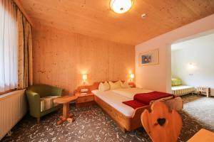 Katil atau katil-katil dalam bilik di Hotel Oberwirt - nahe an Saalbach und Zell am See, Viehhofen Sommercard
