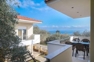 una vista desde el balcón de una casa en Ilias Apartments, en Chrysi Ammoudia