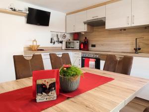 cocina con mesa de madera y servilleta roja en Ferienwohnung Lederle Maria-Luise, en Jerzens