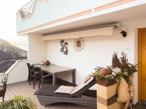einen Balkon eines Hauses mit einem Tisch und Stühlen in der Unterkunft Ferienwohnung Lederle Maria-Luise in Jerzens