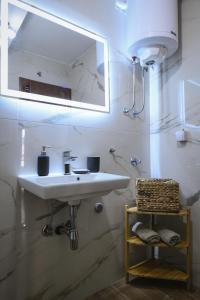 y baño con lavabo blanco y espejo. en Apartman Filip, en Novi Pazar