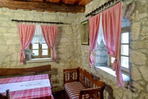 Cette chambre en pierre dispose d'un banc et de 2 fenêtres. dans l'établissement Hiža Golubić, à Vinica