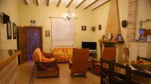 - un salon avec un canapé, une table et des chaises dans l'établissement Casa Rural El Rubial, à Cehegín
