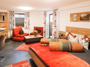 sala de estar con 2 camas y sofá en Ferienwohnung Lederle Maria-Luise en Jerzens