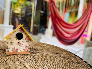 a bird house sitting on top of a table at Vila Pequeá Ilhabela in Ilhabela