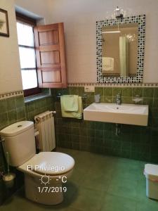 Koupelna v ubytování APARTAMENTOS RURALES EL PRIVILEGIO
