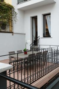 un patio con tavolo e sedie sul balcone. di Aria Boutique Apartments Farneti a Milano