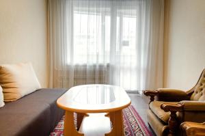 een woonkamer met een bank en een salontafel bij Pobedy avenue in Charkov