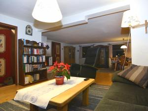 - un salon avec un canapé et une table fleurie dans l'établissement Holiday home with terrace, à Weigelsberg