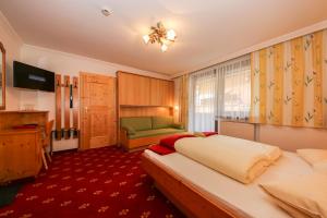 Katil atau katil-katil dalam bilik di Hotel Oberwirt - nahe an Saalbach und Zell am See, Viehhofen Sommercard