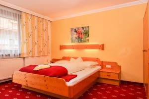 Katil atau katil-katil dalam bilik di Hotel Oberwirt - nahe an Saalbach und Zell am See, Viehhofen Sommercard