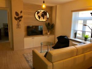 TV a/nebo společenská místnost v ubytování Charta Appartement