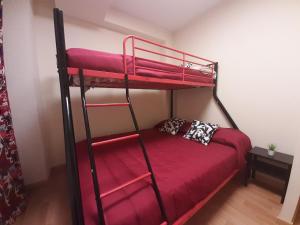 1 dormitorio con 2 literas y 1 cama roja en Arroyo en Coreses