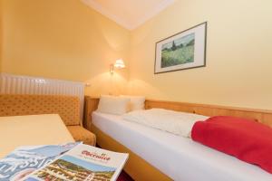 Katil atau katil-katil dalam bilik di Hotel Oberwirt - nahe an Saalbach und Zell am See, Viehhofen Sommercard