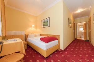 Katil atau katil-katil dalam bilik di Hotel Oberwirt - nahe an Saalbach und Zell am See, Viehhofen Sommercard